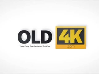 Old4k. eski wise gentleman ile bir genç sandviç obez