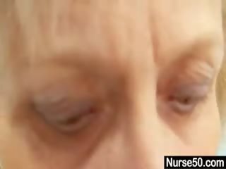 Bionda nonnina infermiera se stesso esame con fica spreader