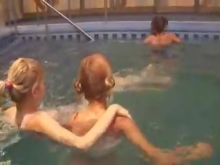 Allettante lesbiche in il nuoto piscina