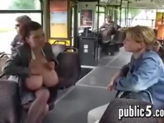 Melking henne stor bryster i offentlig på den buss